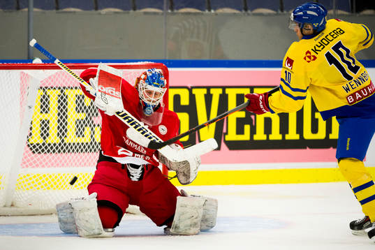 Sveriges Alexander Wennberg oroar framför Danmarks