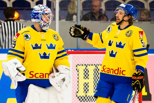 Sveriges Andreas Thuresson firar segern med målvakt Oscar
