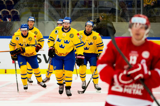 Sverige med Niklas Olausson i täten åker mot båset