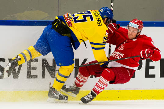 Sveriges Anton Hedman tacklar omkull Danmarks Phillip