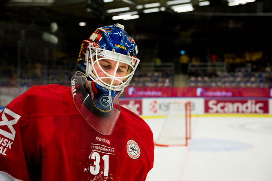 Danmarks målvakt Simon Nielsen deppar