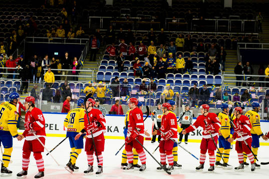 Spelarna tackar varandra
