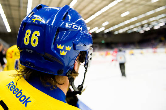 En hockeyhjälm med Tre kronor på