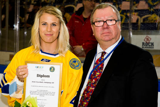 Jenni Asserholt får pris som årets spelare av Alf Karlsson