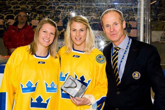 Pernilla Winberg och Jenni Asserholt fick pris för sina