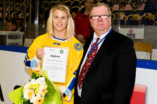 Jenni Asserholt får pris som årets spelare av Alf Karlsson