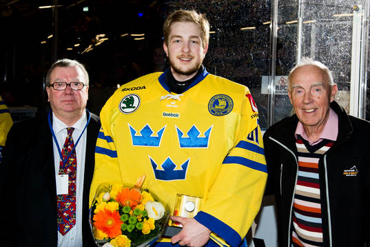 Linus Ullmark fick priset Honken trophy, årets målvakt i