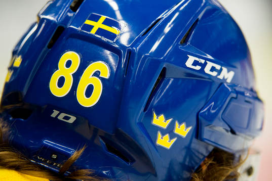 En hockeyhjälm med Tre kronor på