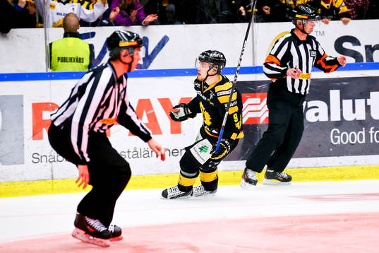 Skellefteås Viktor Arvidsson jublar mot Färjestad