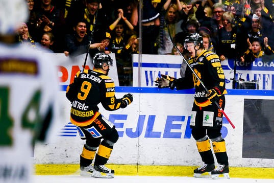 Skellefteås Oskar Sundqvist och Viktor Arvidsson jublar