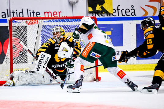 Skellefteås Markus Svensson räddar ett friläge mot