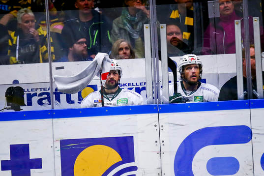 Färjestads Rickard Wallin och Ole Kristian Tollefsen deppar
