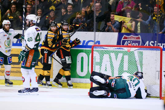 Skellefteås Melker Karlsson och Joakim Lindström jublar