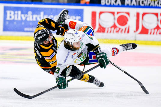 Skellefteås Viktor Arvidsson tacklar Färjestads Anton