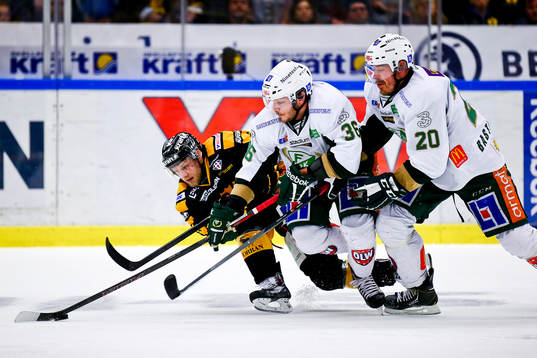 Skellefteås Oscar Möller mot Färjestads Charles Bertrand