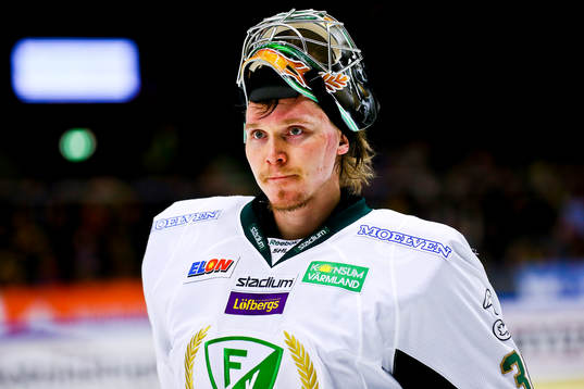 Färjestads målvakt Pekka Tuokkola deppar