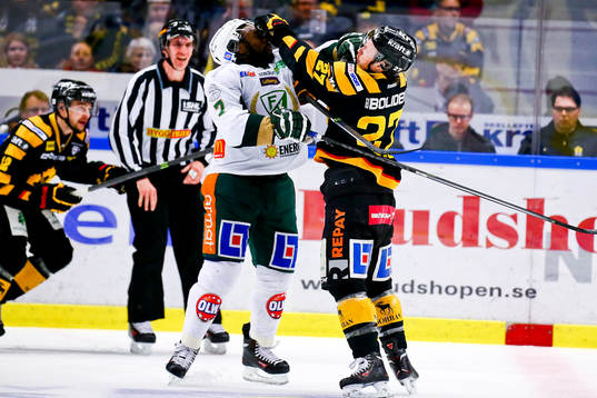 Skellefteås Martin Lundberg mot Färjestads Shawn Belle