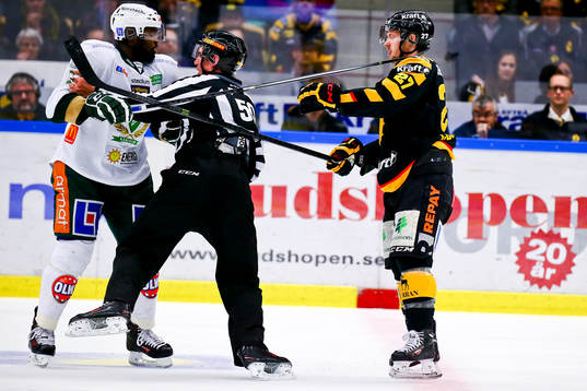 Skellefteås Martin Lundberg mot Färjestads Shawn Belle
