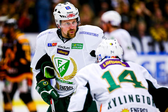 Färjestads Christian Berglund och Oliver Kylington deppar