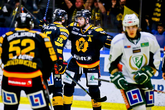 Skellefteås Joakim Lindström jublar mot Färjestad