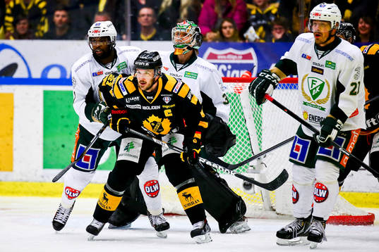Skellefteås Jimmie Ericsson mot Färjestads Shawn Belle