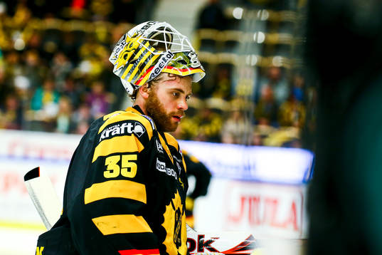 Skellefteås målvakt Markus Svensson mot Färjestads