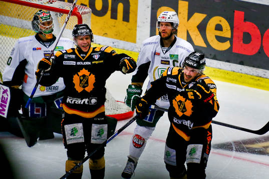 Skellefteås Jimmie Ericsson och Erik Forsell jublar mot