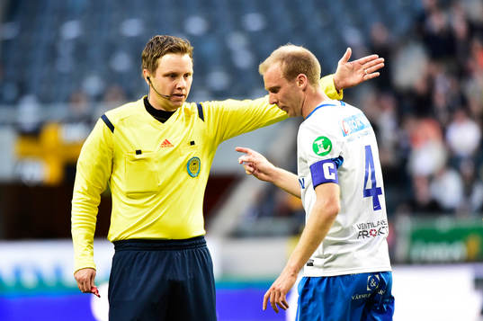 Norrköpings Andreas Johansson tillrättavisas av domaren