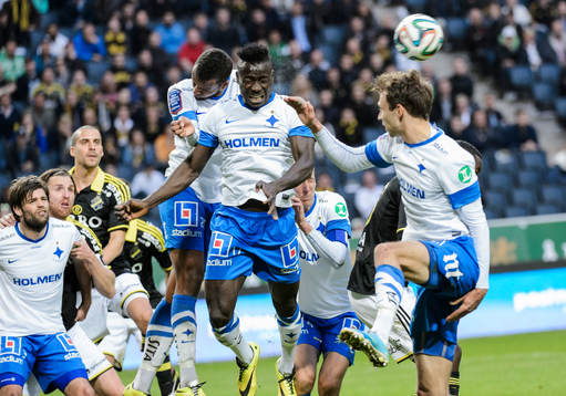 Norrköpings Alhaji Kamara nickar bort bollen
