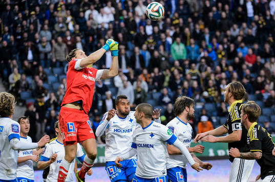 Norrköpings målvakt David Mitov Nilsson boxar bort bollen