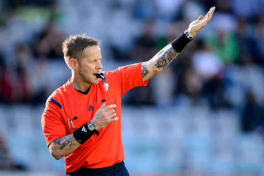 Domare Lars Olsson vinkar in sjukvårdare