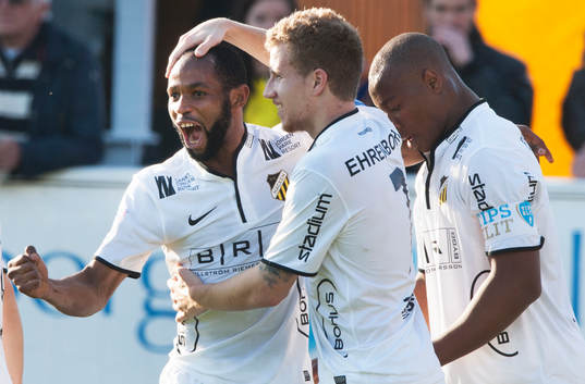 Häckens René Makondele har gjort 0-3 och grattas av 0-1