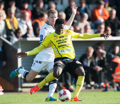 Häckens Simon Gustafson och Mjällbys Kwame Bonsu  i