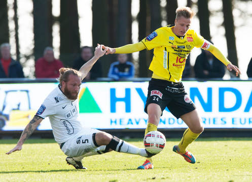 Häckens Erik Wahlström och Mjällbys Mattias Håkansson