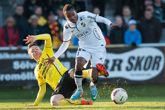 Mjällbys Viktor Agardius försöker stoppa Häckens Nasiru