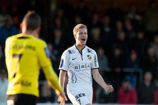 Häckens 2-målsskytt Simon Gustafson har gjort 0-4 och