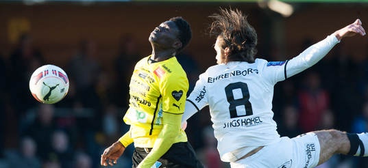 Häckens Ivo Pekalski och Mjällbys Kwame Bonsu i matchen i