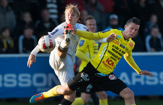 Häckens Oscar Lewicki och Mjällbys Kristian Haynes i