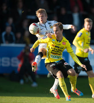 Mjällbys Andreas Blomqvist och Häckens Oscar Lewicki i