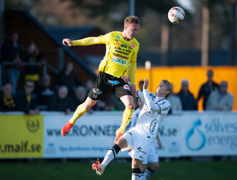 Mjällbys Marcus Ekenberg och Häckens Oscar Lewicki i