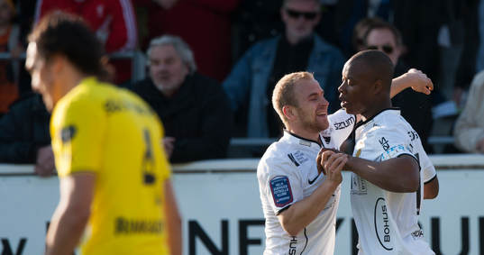 Häckens Carlos Strandberg har gjort 0-2 och grattas av