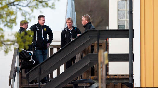Krismöte på trappan till Mjällbys klubbstuga, Mjällbys