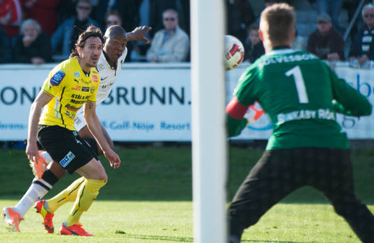 Häckens Carlos Strandberg klipper in 0-2 bakom Mjällbys