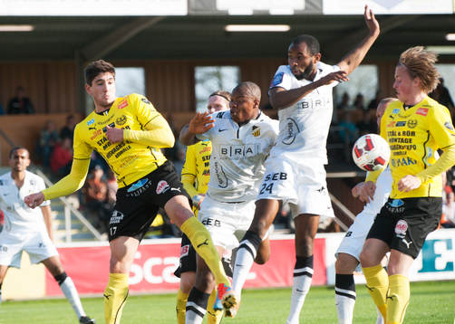 Häckens Carlos Strandberg och René Makondele mot