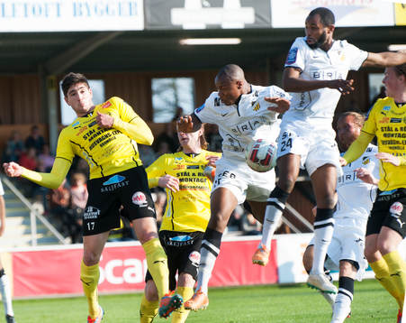 Häckens Carlos Strandberg och René Makondele mot