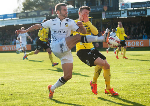 Häckens Björn Anklev och Mjällbys Viktor Agardius i