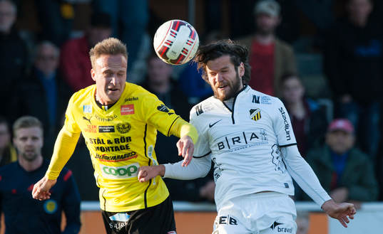 Häckens Ivo Pekalski och Mjällbys Marcus Ekenberg i