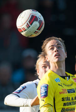 Mjällbys Andreas Blomqvist och Häckens Oscar Lewicki i