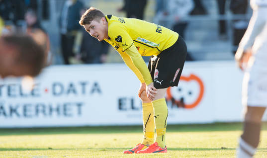 Mjällbys Viktor Agardius deppar