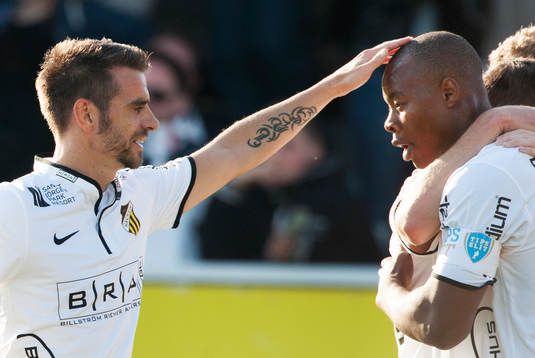 Häckens Carlos Strandberg grattas av Björn Anklev i